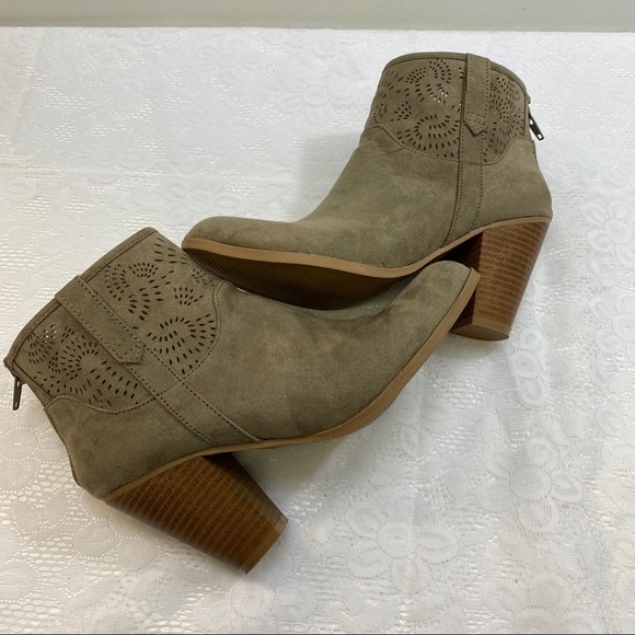 Qupid Faux Suede Ankle Booties. Women’s Size 7. - Picture 6 of 10